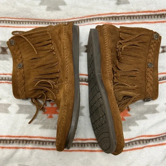 Minnetonka women’s Tan Fringe Moccasin Boots - Picture 5 of 6